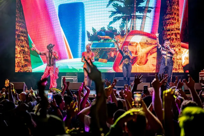 Vengaboys počas farebného koncertného vystúpenia